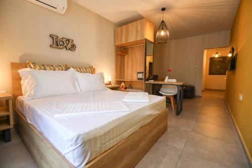 Ένα ή περισσότερα κρεβάτια σε δωμάτιο στο Artemis Apartments