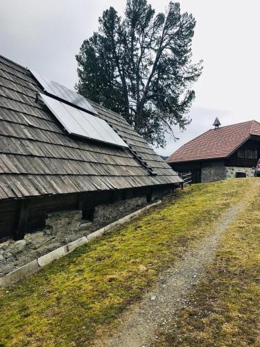 ムーラウにあるChalet Meiereiの太陽光パネル付屋根の家