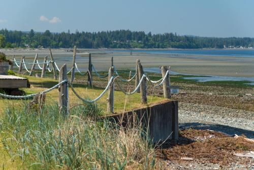 a wooden fence with rope on a beach at Ocean Resort in Oyster Bay