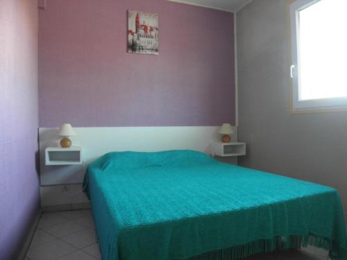 Lablachèreにあるles cigalesの紫の壁の緑のベッドが備わるベッドルーム1室が備わります。