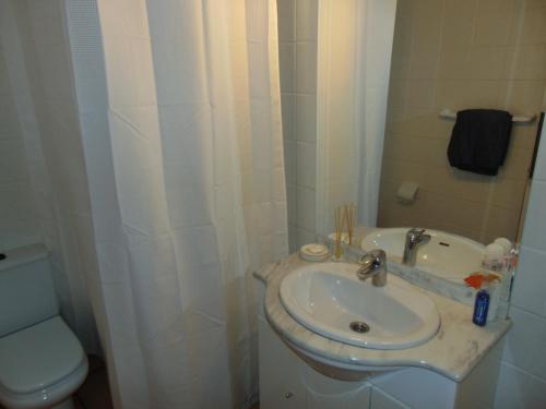 Kylpyhuone majoituspaikassa Apartament Cardós