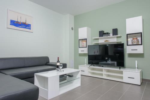 Villa Barbara-Kastela with heated pool