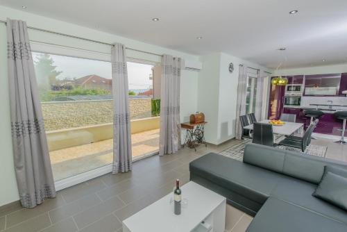 Villa Barbara-Kastela with heated pool