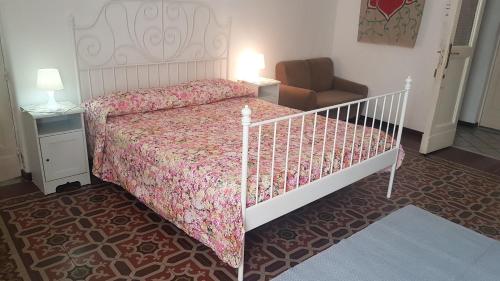 カターニアにあるLanzaのベッドルーム(白いベッド1台、椅子付)