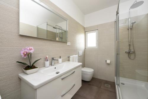 Bathroom sa Apartment Monika - Private terrace & Parking