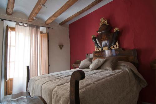 A bed or beds in a room at La Caseta del Priorat