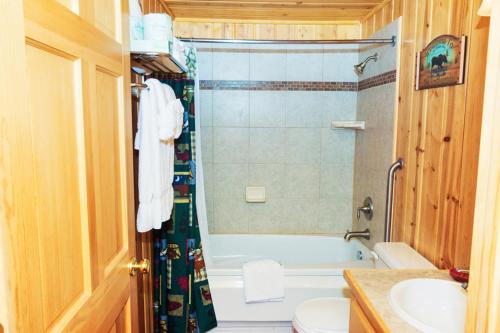 Bilik mandi di Cabin Creek Inn