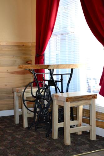 a table and bench next to a window at Black Elk Resort in Hill City