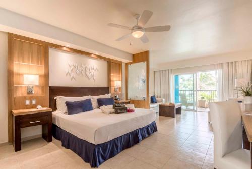 Foto da galeria de Ocean Blue & Sand Beach Resort - All Inclusive em Punta Cana