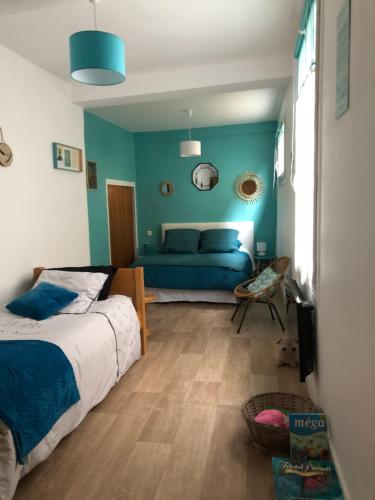 una camera con letto e parete blu di gite du moulin a Aumale