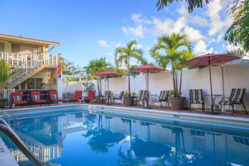 A piscina localizada em The Big Coconut Guesthouse - Gay Men's Resort ou nos arredores