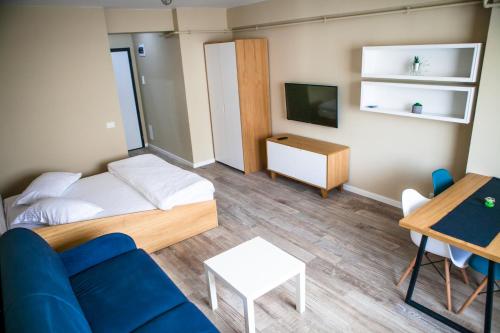 ママイアにあるMiramar Residenceのリビングルーム(青いソファ、テレビ付)
