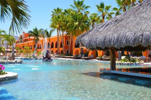 - une piscine avec une fontaine dans un complexe dans l'établissement Hotel Palmas De Cortez, à Los Barriles