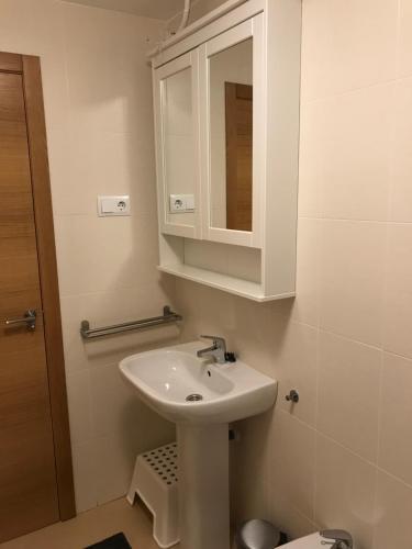 トレ・パチェコにあるTerrazas de la Torre Roldanのバスルーム(白い洗面台、鏡付)