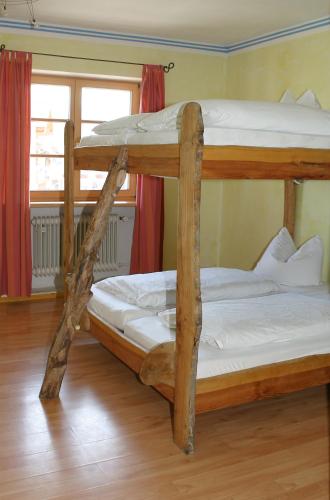 two bunk beds in a room with a window at Schiff Bihlerdorf - Hostel in Bihlerdorf