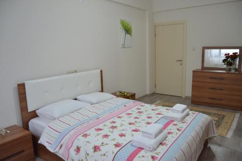 Sakura Apartments Trabzonにあるベッド