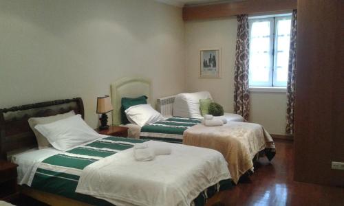 En eller flere senger på et rom på Casa dos Confrades