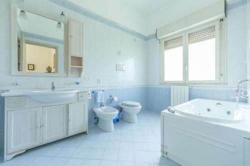 Ванная комната в La Terrazza sul Mare
