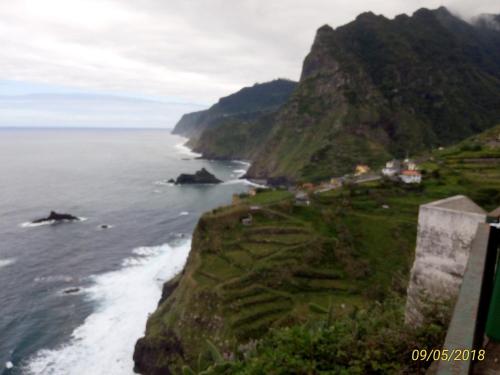 マシコにあるSunny flat In Machico cityの海と山の景色