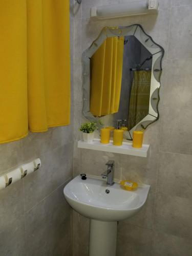 a bathroom with a sink and a mirror at Studio Confort Fann Hock in Dakar