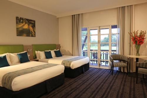 เตียงในห้องที่ Novotel Vines Resort Swan Valley