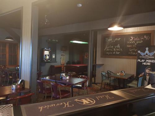 une salle à manger avec des tables et des chaises dans un restaurant dans l'établissement Hotel Kerwick, à Redbank