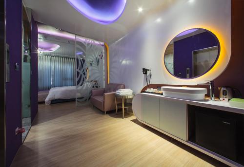 Postel nebo postele na pokoji v ubytování Chen He Motel