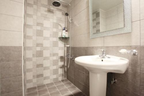 A bathroom at Saipan Motel with Sea View