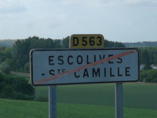 a street sign on the side of a road at Villa Rose in Escolives-Sainte-Camille