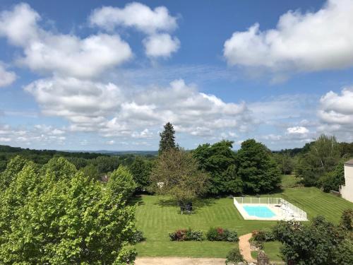 an aerial view of a large yard with a swimming pool at Hôtel du Château in Alvignac