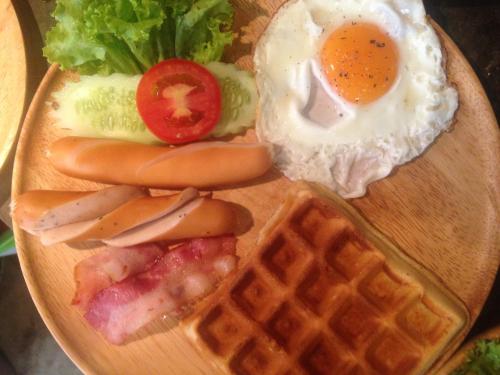 カノムにあるルペヴィラの朝食用の食品(卵ソーセージ、ワッフル付)