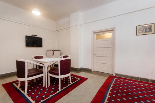 Μια τηλεόραση ή/και κέντρο ψυχαγωγίας στο West End Hotel Opp Bombay Hospital