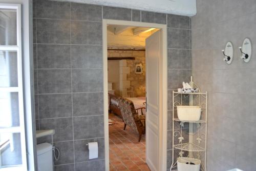 - une salle de bains pourvue d'une douche à l'italienne à côté d'une chambre dans l'établissement Maison d'Hôtes La Chouanniere, à Brion