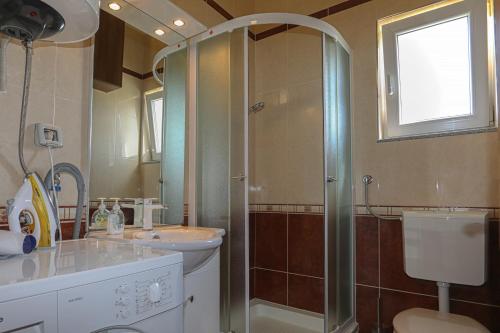 Bilik mandi di Apartment Klimno View Point