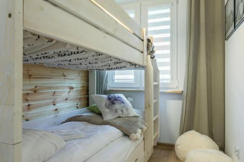 ザコパネにあるRent like home - Kasprusie IIの子供用ベッドルーム(木製の二段ベッド付)