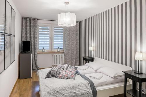 ザコパネにあるRent like home - Kasprusie IIの白いベッドルーム(ベッド1台、窓付)