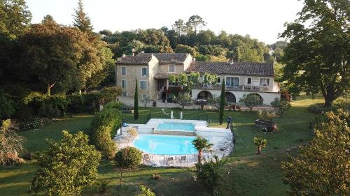 - une vue aérienne sur une maison avec une piscine dans l'établissement Bed and Breakfast Le Moulin De Champdurand, à Suze-la-Rousse