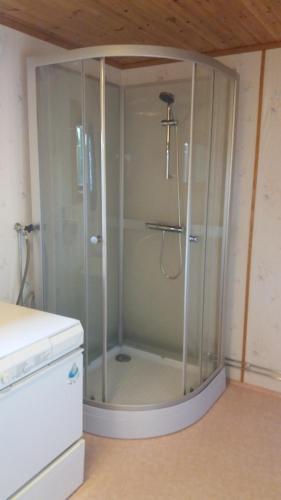 ducha con mampara de cristal en una habitación en Kilsborgs Gård - Lakehouse en Svanskog