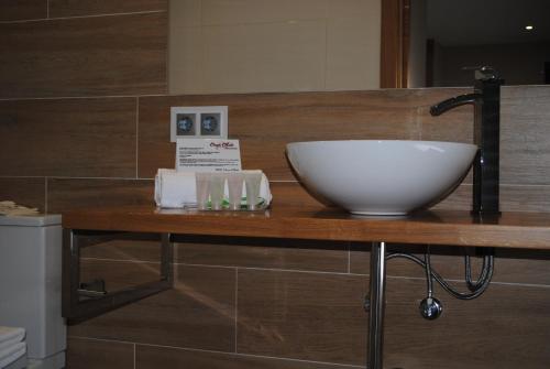 a sink on a wooden counter in a bathroom at Casa Chelo Alojamientos Turisticos in Mazaricos