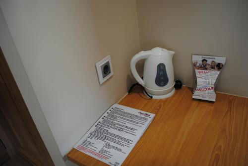 a room with a white appliance on a wooden floor at Casa Chelo Alojamientos Turisticos in Mazaricos