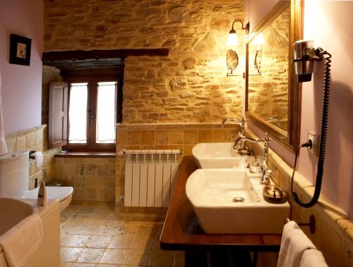 Kylpyhuone majoituspaikassa Hotel Rural Casona Trabadelo