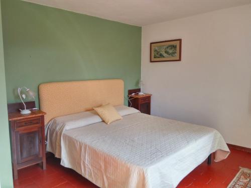 1 dormitorio pequeño con 1 cama y 2 mesitas de noche en L'Antico Borgo, en Fornaci di Barga