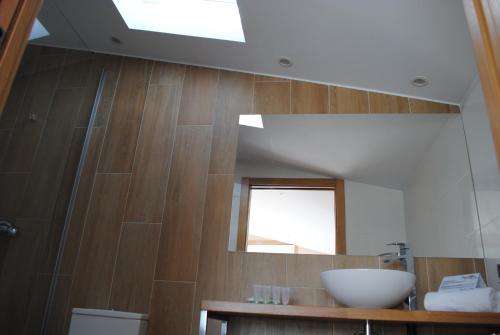 a bathroom with a sink and a mirror at Casa Chelo Alojamientos Turisticos in Mazaricos