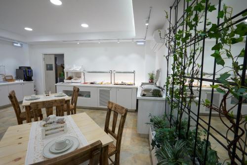 Η κουζίνα ή μικρή κουζίνα στο Iapetos Village