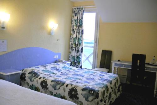 Postel nebo postele na pokoji v ubytování Logis Argonne Hôtel