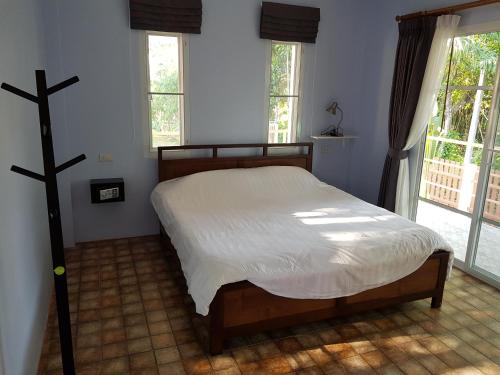 Postel nebo postele na pokoji v ubytování Poolside Bungalows