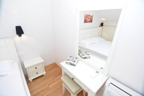 Posteľ alebo postele v izbe v ubytovaní ROOMS & APARTMENTS DOBROTSKI DVORI