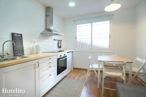 a kitchen with a table and a dining room at Hotelito Boutique Mercat in Hospitalet de Llobregat