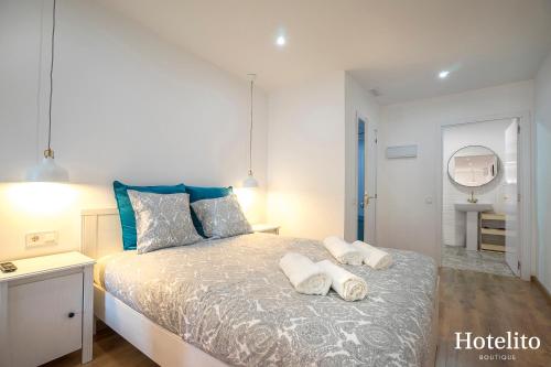 a bedroom with a bed with two towels on it at Hotelito Boutique Mercat in Hospitalet de Llobregat