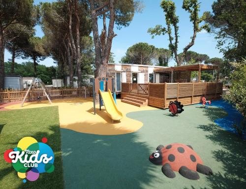 Ο χώρος παιχνιδιού για παιδιά στο Camping Taxo Les Pins